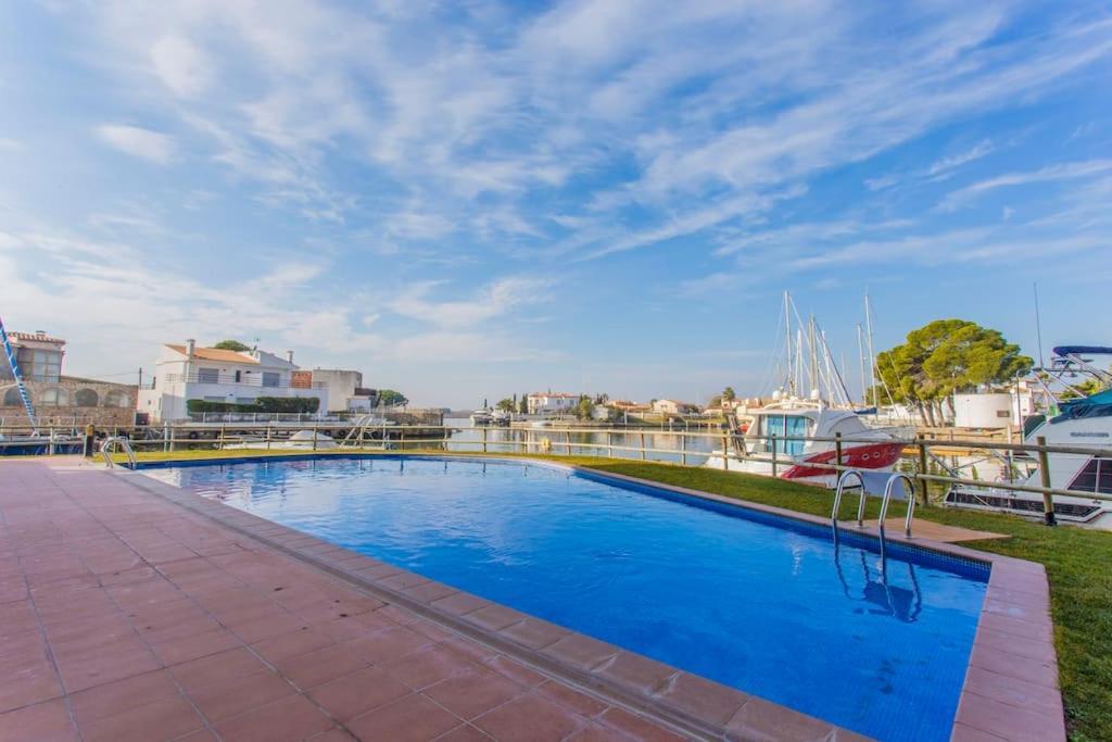 Piso De 2 Habitaciones, 3 Piscinas Y Cerca Del Mar Roses Buitenkant foto